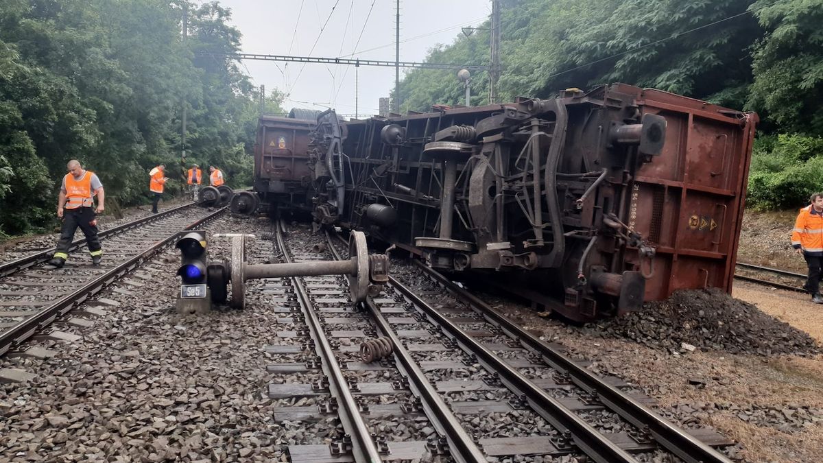 U Kralup vykolejil vlak, provoz na trati je přerušen